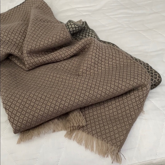 Tahari scarf - Picture 4 of 4